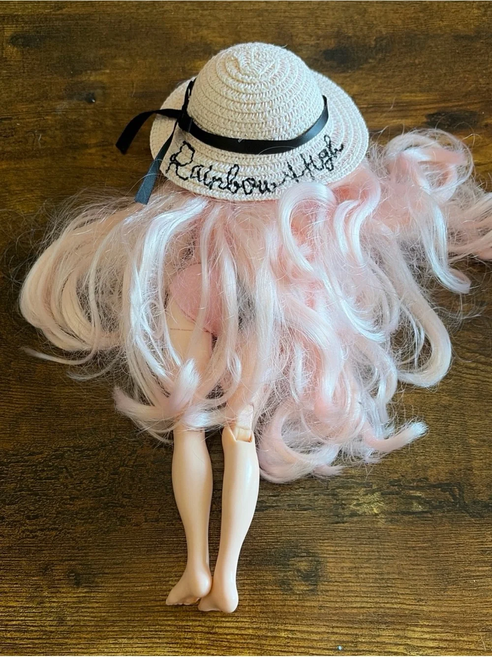 Rainbow High Doll Pacific Coast Bella Parker w/ Outfit Hat Beach Doll PINK Hair